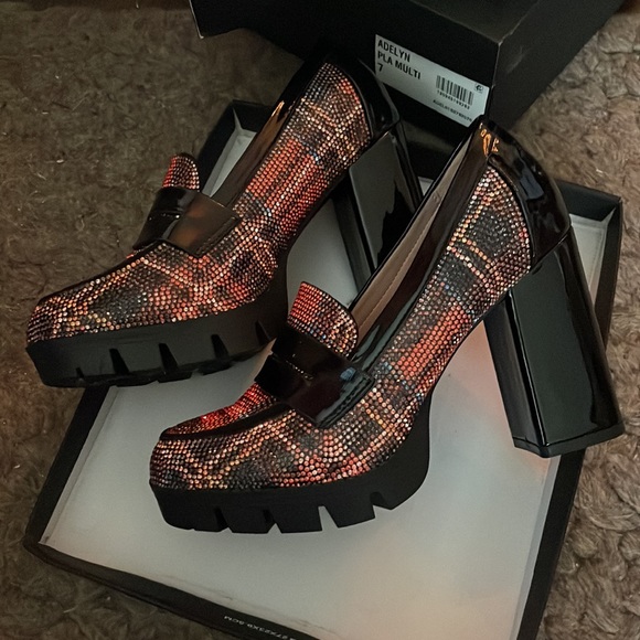 Shoes - Picture 2 of 4